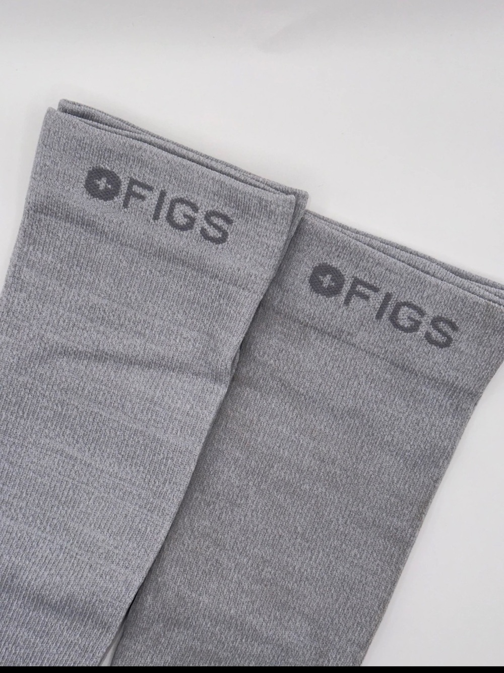 FIGS Men's Light Gray Knee-High Compression Socks - Picture 2 of 2